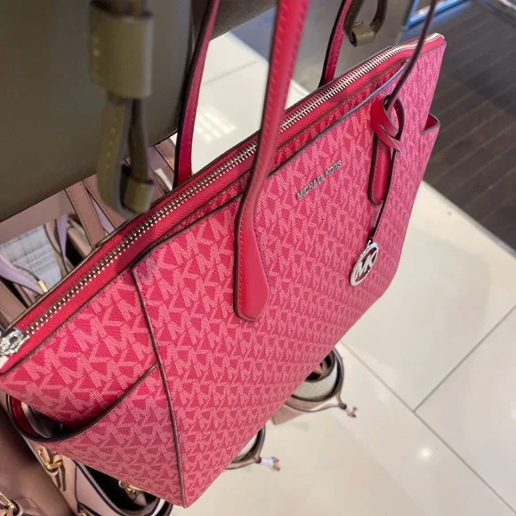MICHAEL KORS Marilyn Md Signature Logo Shoulder Tote Bag
Dark Raspberry
NWT - Picture 6 of 16